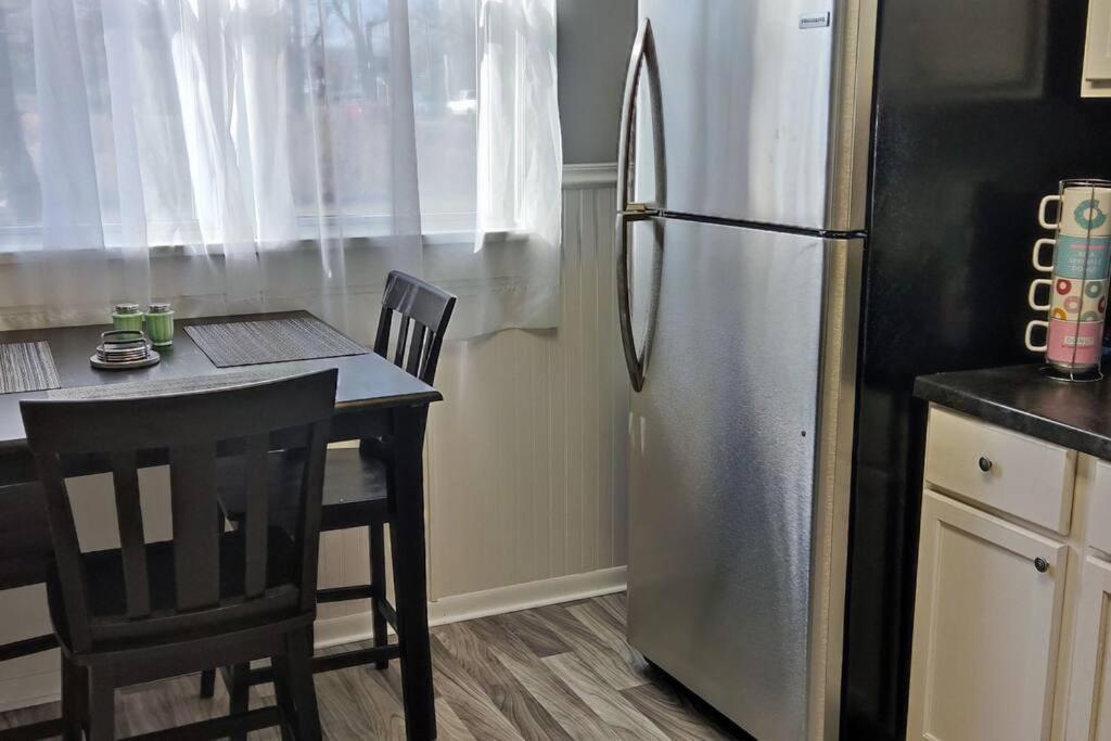 Perfect Combo Of Charm & Comfort- 2Bedroom Home 诺布尔斯维尔 外观 照片